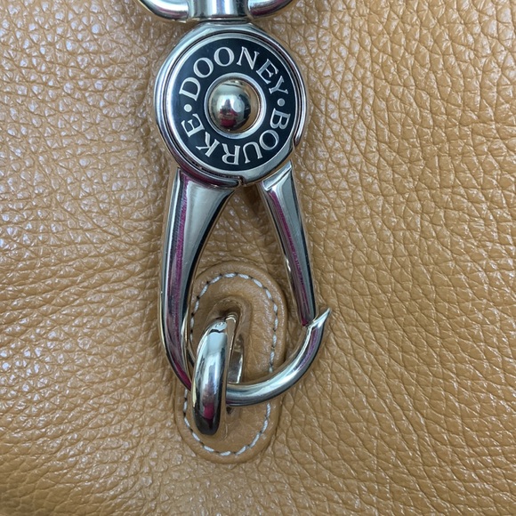 Dooney & Bourke Pebble Logo Lock Large Sac in natural. - Picture 9 of 15